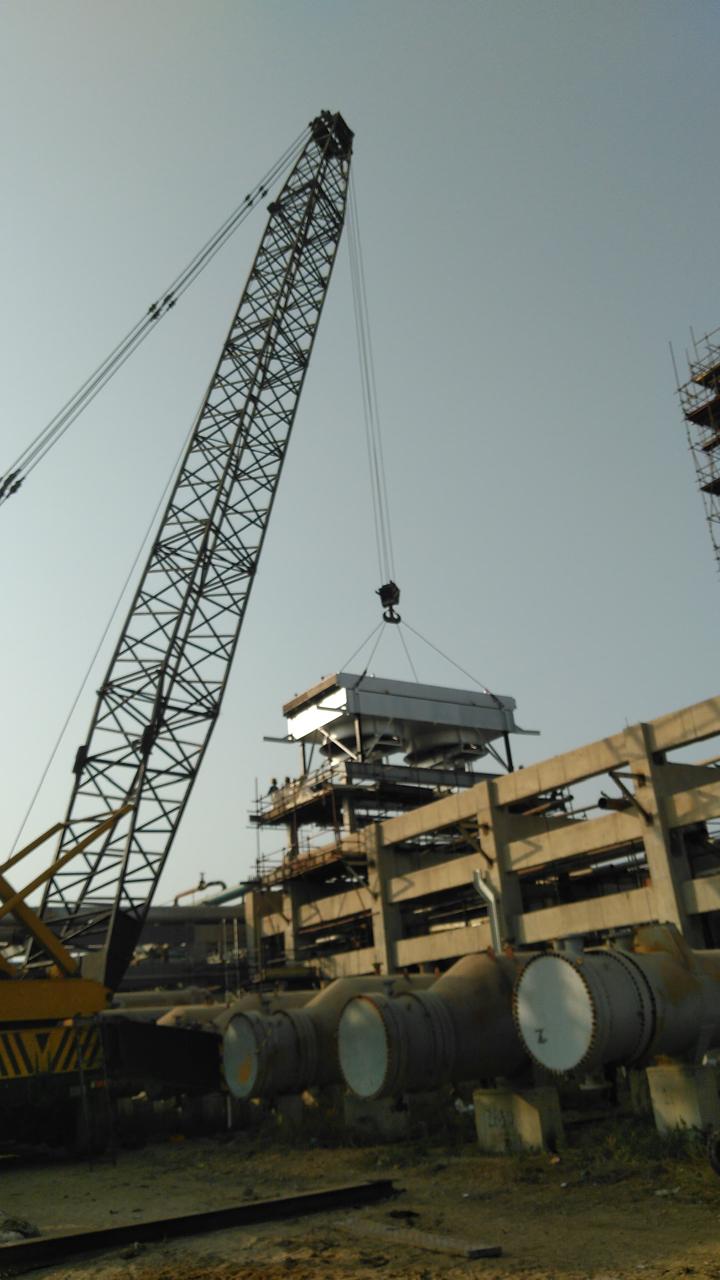 Crawler crane positioned for a heavy lifting operation